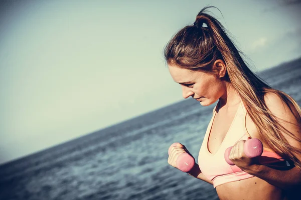 Fittes Frauentraining mit Kurzhanteln — Stockfoto