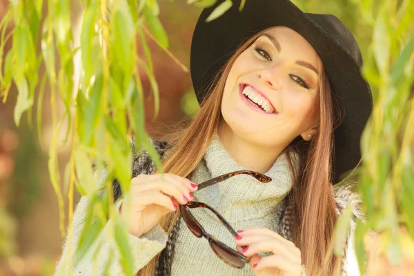 Schattig vrouw in zonnebril — Stockfoto