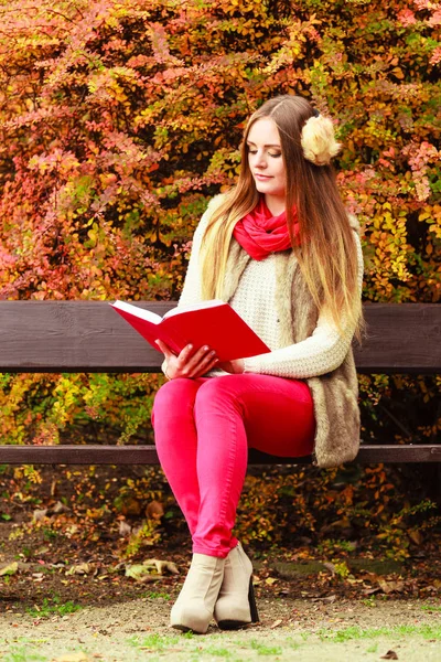 Жінка розслабляється в автономному парку читання книги — стокове фото