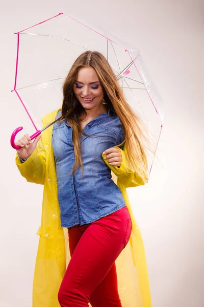 Mulher vestindo casaco impermeável sob guarda-chuva — Fotografia de Stock