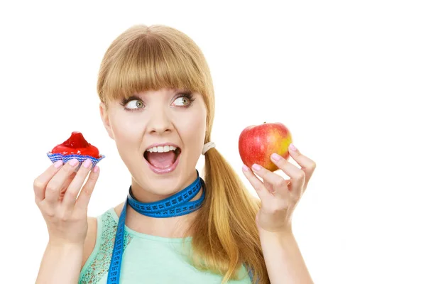 Mulher escolhendo frutas ou bolo fazer escolha dietética — Fotografia de Stock