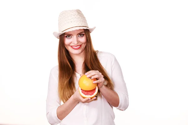 Kvinna håller två halvor grapefruktcitrusfrukt i händerna — Stockfoto