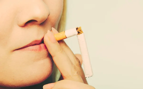 女孩分解香烟. — 图库照片