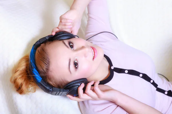 Mujer moderna con auriculares escuchando música — Foto de Stock