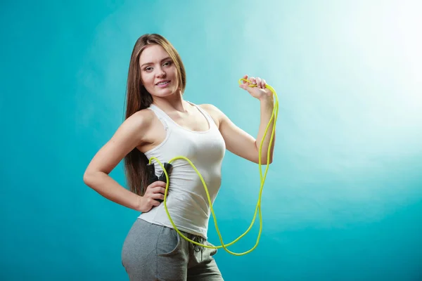 Ajuste mujer con saltar la cuerda — Foto de Stock