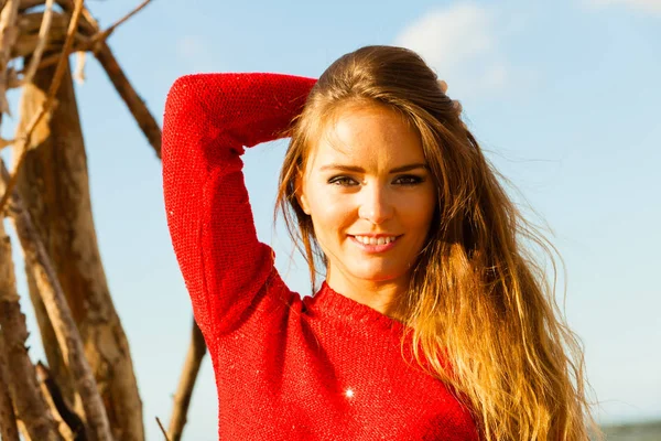 Chica alegre descansando en la playa . — Foto de Stock