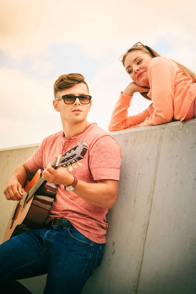 Gelukkige paar met gitaar buiten — Stockfoto