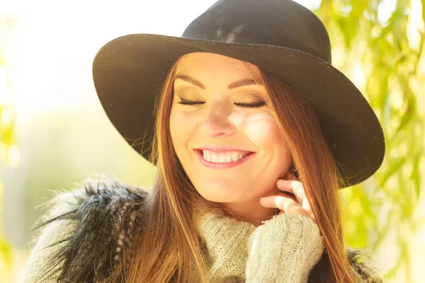 Portrait of beauty woman outdoors — Stock Photo, Image