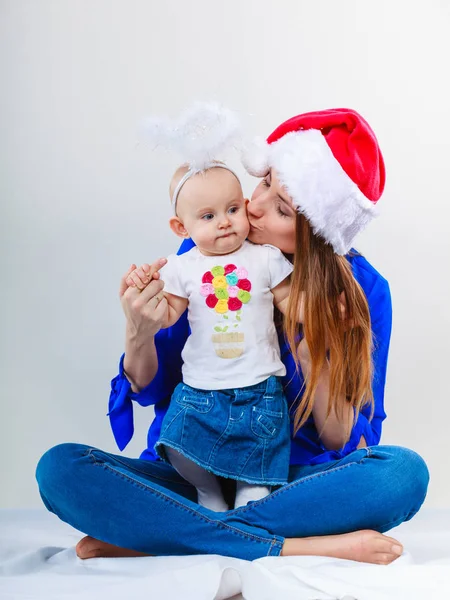 Christmas kvinna med söt baby. — Stockfoto