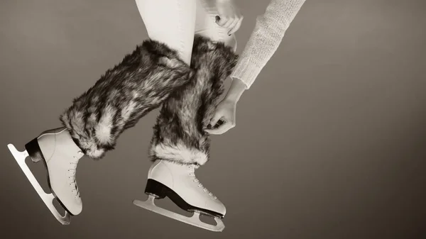 Žena nohy nosí brusle dámské ponožky, bruslení — Stock fotografie
