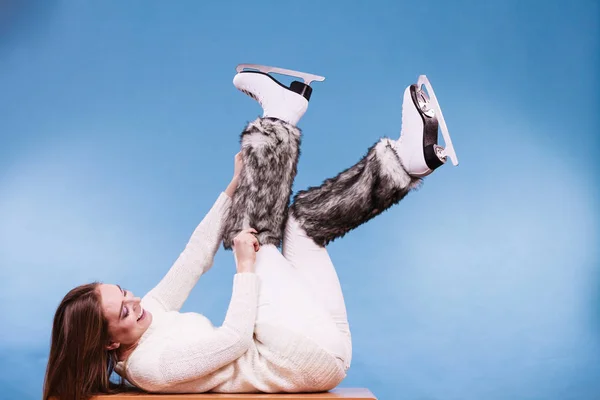 Nő korcsolya szőrme viselése zoknit, korcsolyázás — Stock Fotó