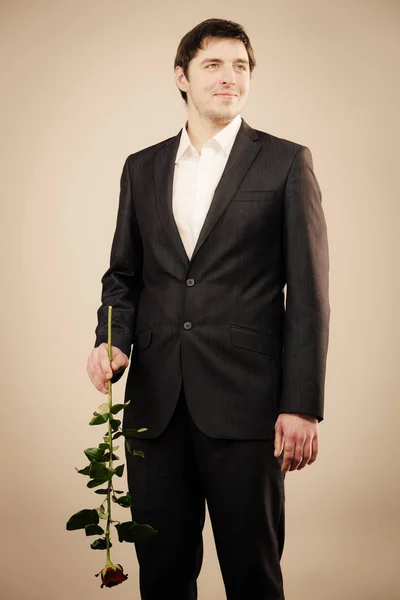 Przystojny mężczyzna z różą — Zdjęcie stockowe