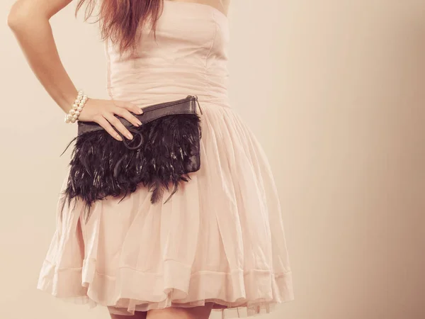 Vrouw in lichte jurk met clutch tas — Stockfoto
