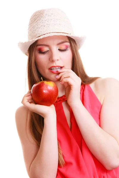 Mujer verano sombrero colorido maquillaje sostiene fruta de manzana —  Fotos de Stock