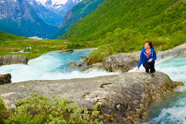 Donna turistica da Videfossen Cascata in Norvegia — Foto Stock