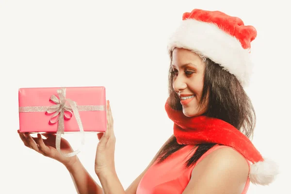 女孩与礼品盒混合种族圣诞老人帽子 — 图库照片