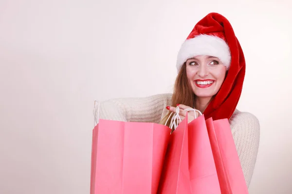 Frau mit Weihnachtsmütze — Stockfoto