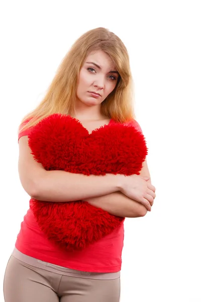 Donna triste ragazza abbraccio rosso cuore amore simbolo — Foto Stock