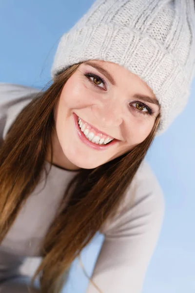 Femme portant chapeau de laine d'hiver portrait — Photo