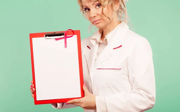 Médico femenino con carpeta y cinta rosa — Foto de Stock