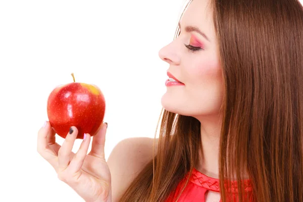 Uroczy kobieta kolorowy makijaż dziewczyna trzyma jabłko — Zdjęcie stockowe