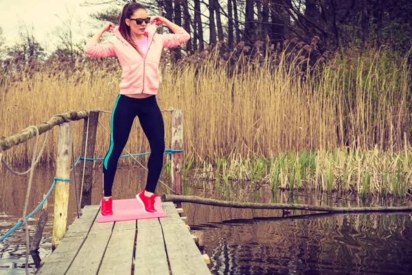 Joven deportista tomando un descanso después de una carrera . — Foto de Stock