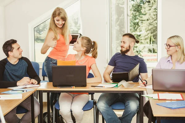 Estudiantes y profesor tutor en el aula —  Fotos de Stock