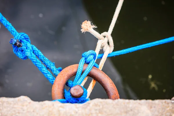 Anillo de muelle atado envuelto con cuerda de amarre . —  Fotos de Stock