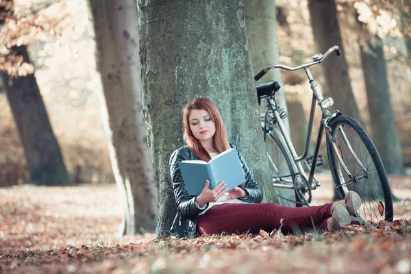 Señora leyendo bajo el árbol . —  Fotos de Stock