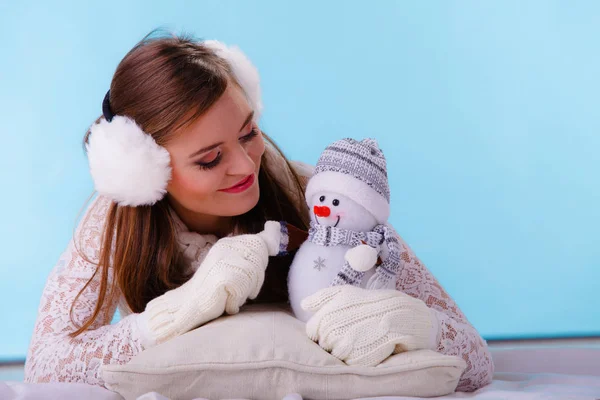 Mujer linda sonriente con pequeño muñeco de nieve. Invierno . —  Fotos de Stock