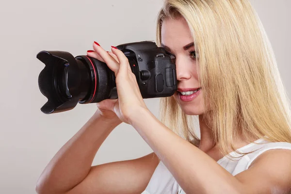 Schöne Frau mit Kamera. — Stockfoto