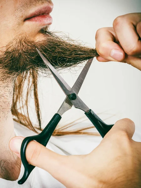 Az ember a szakáll vágás — Stock Fotó