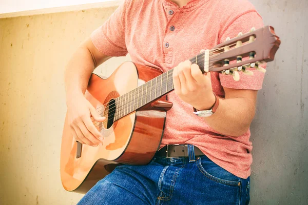 Moderní člověk s kytarou venkovní — Stock fotografie