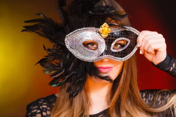 Sensuele vrouw met carnaval masker. — Stockfoto