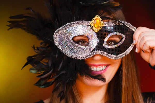 Vrouw houdt carnaval masker closeup — Stockfoto