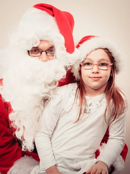 어린 소녀와 산타 클로스. — 스톡 사진