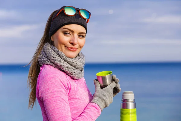 Fit femme dans la journée froide échauffement boisson thé — Photo