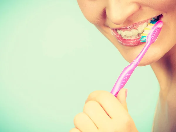 Mulher escovando dentes de limpeza — Fotografia de Stock