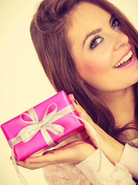 Preciosa mujer con rosa rosa caja regalo — Foto de Stock