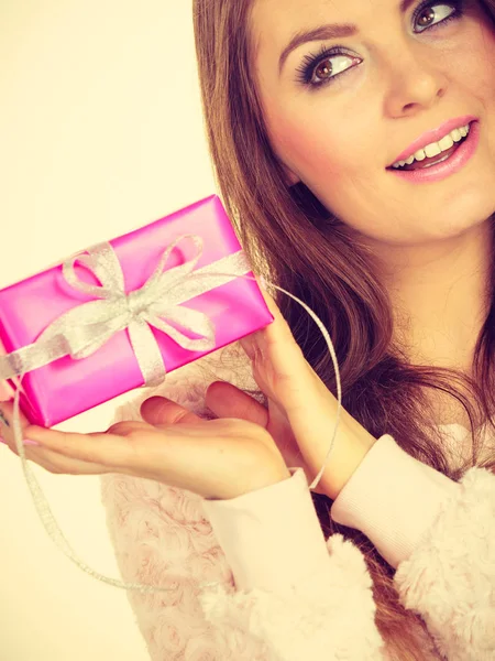 Preciosa mujer con rosa rosa caja regalo —  Fotos de Stock