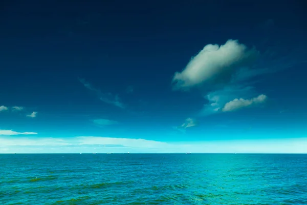 Manzara. Blue sky adlı deniz ya da okyanus su görünümünü. — Stok fotoğraf