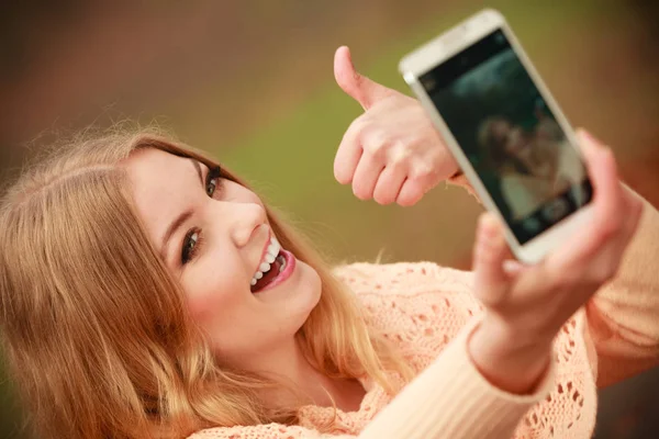 Menina loira alegre tomando selfie . — Fotografia de Stock