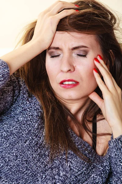 Woman suffering from head pain taking power nap — Stock Photo, Image