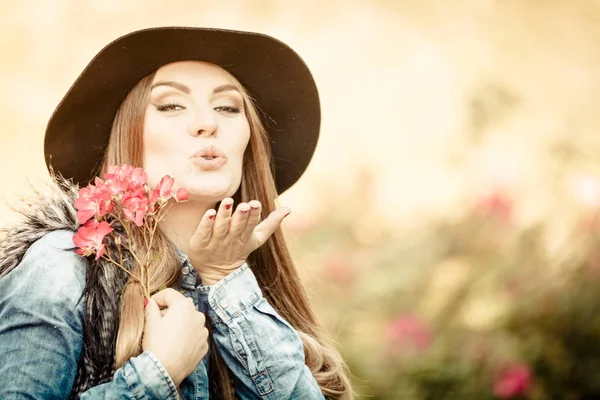 Belleza mujer con flores — Foto de Stock