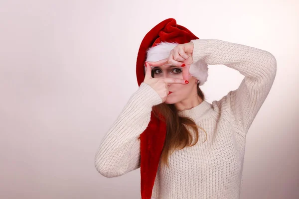 Ragazza di Natale facendo gesto cornice dito — Foto Stock