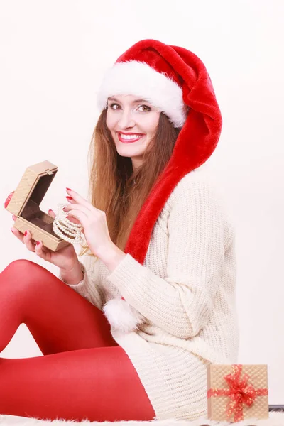 Donna che apre la confezione regalo. Tempo di Natale — Foto Stock