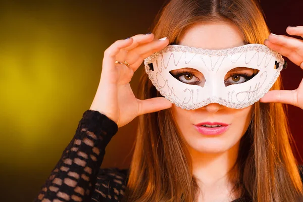 Vrouw houdt carnaval masker closeup — Stockfoto