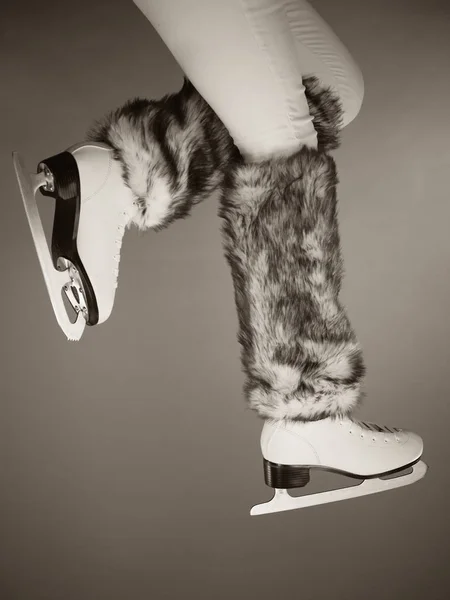 Patas de mujer con patines de hielo calcetines de piel, patinaje —  Fotos de Stock