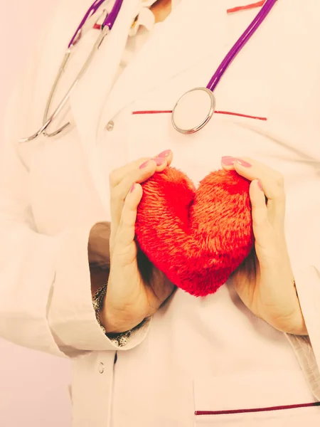 Kvinnliga läkare med hjärta. — Stockfoto