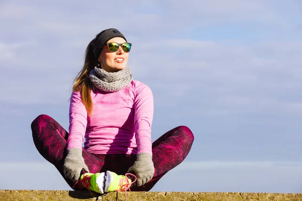 Woman resting after doing sports outdoors on cold day — Stock Photo, Image